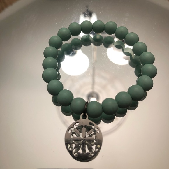 Rustic Cuff Pale Silver & Mint Green Catherine Bracelet w/Elastic Stretch - Picture 3 of 4